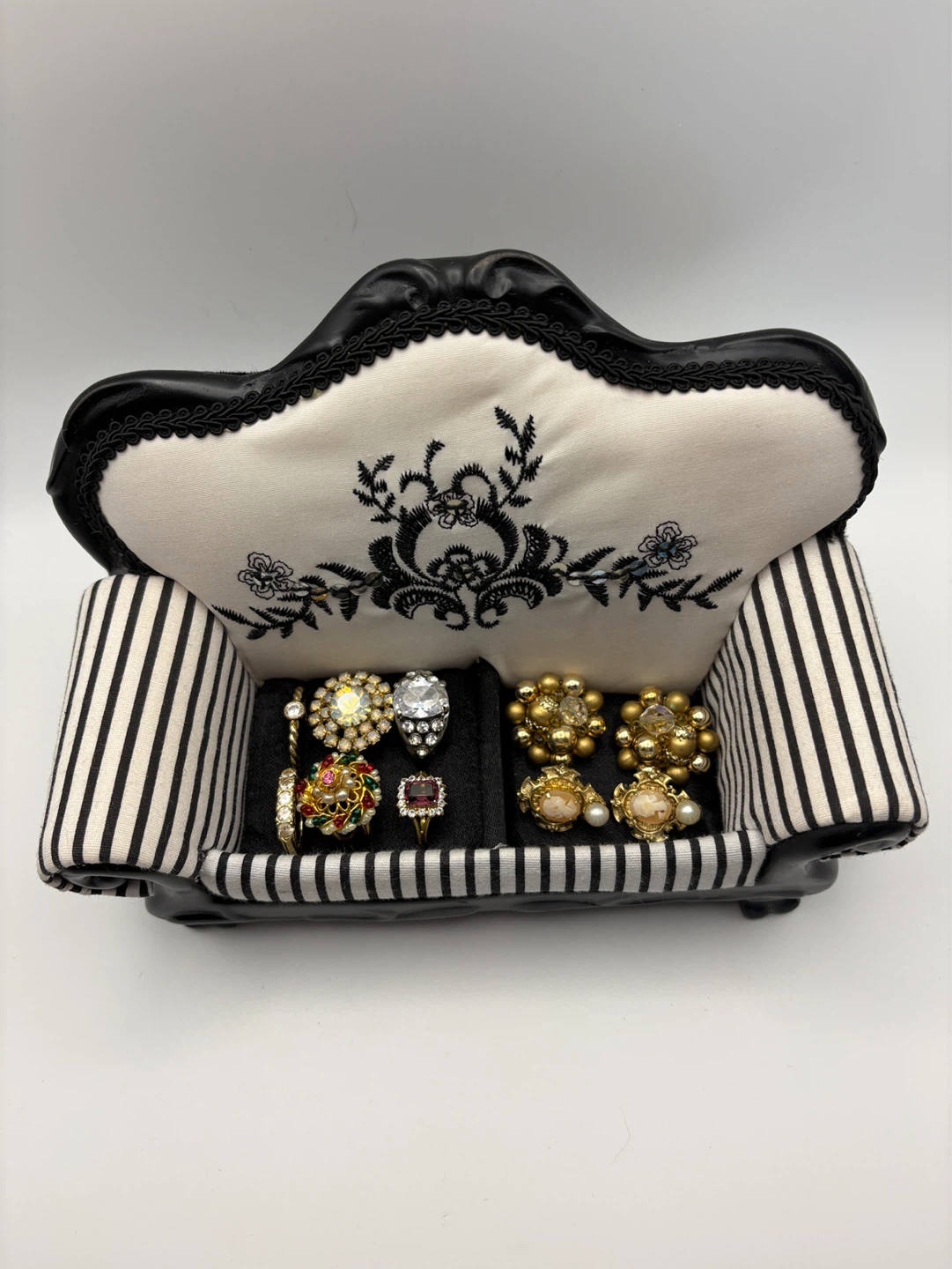 Sofa-shaped Jewelry Organizer - photo 2