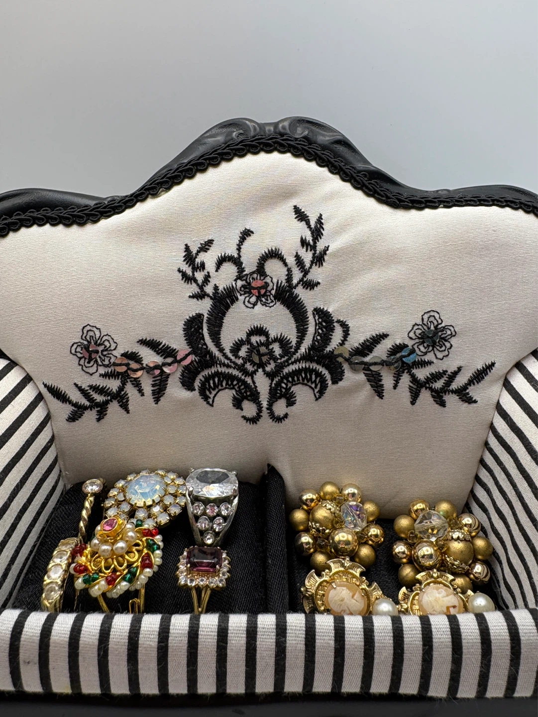 Sofa-shaped Jewelry Organizer - photo 4