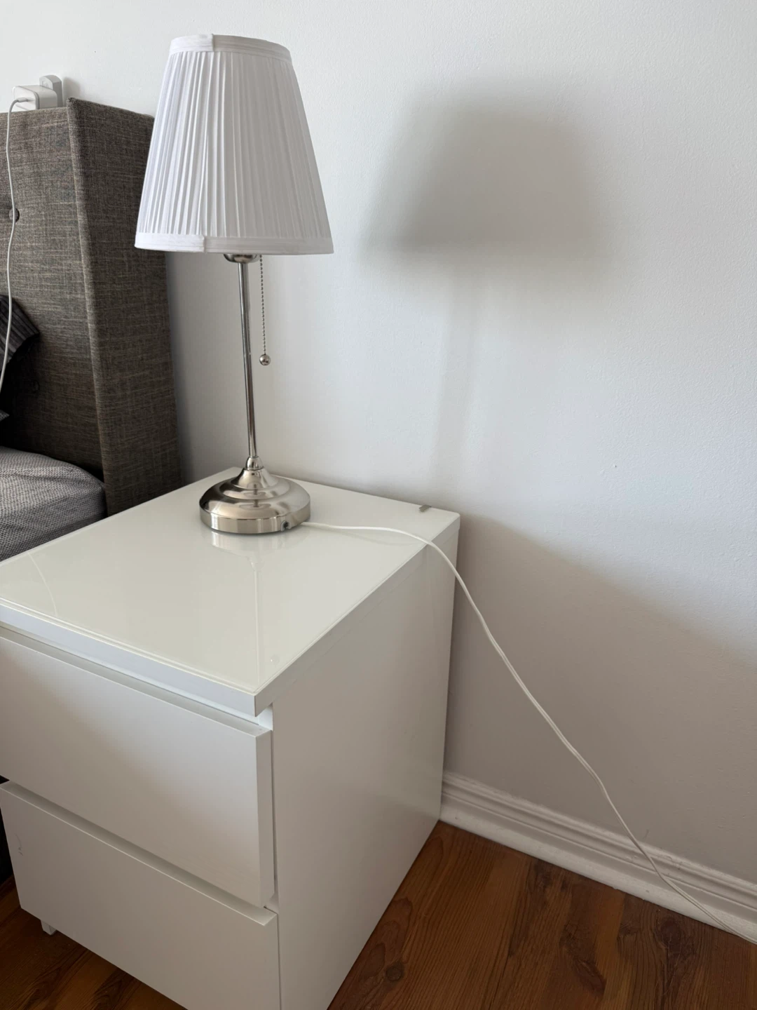 🛏️ IKEA MALM Nightstand + Bedside Lamp – Perfect Bedroom Combo! - photo 2
