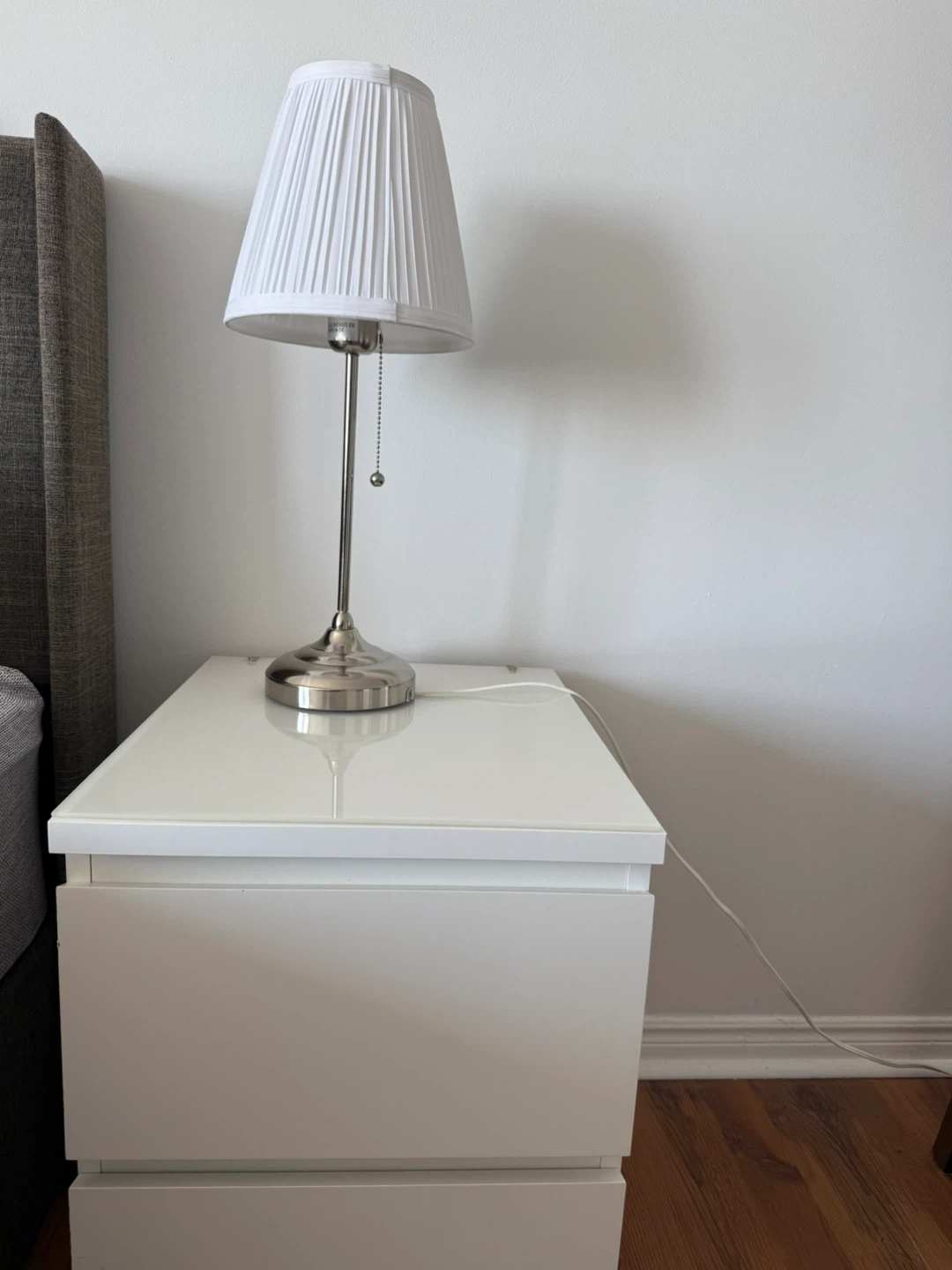 🛏️ IKEA MALM Nightstand + Bedside Lamp – Perfect Bedroom Combo! - photo 3