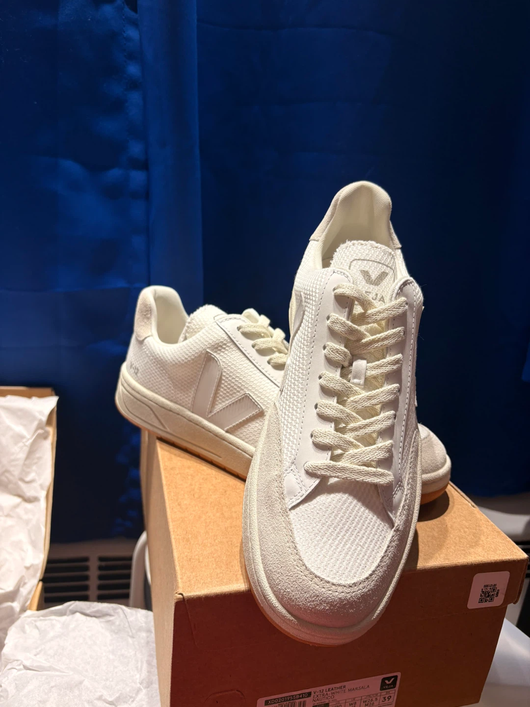 Veja V-10 Sneakers - photo 2