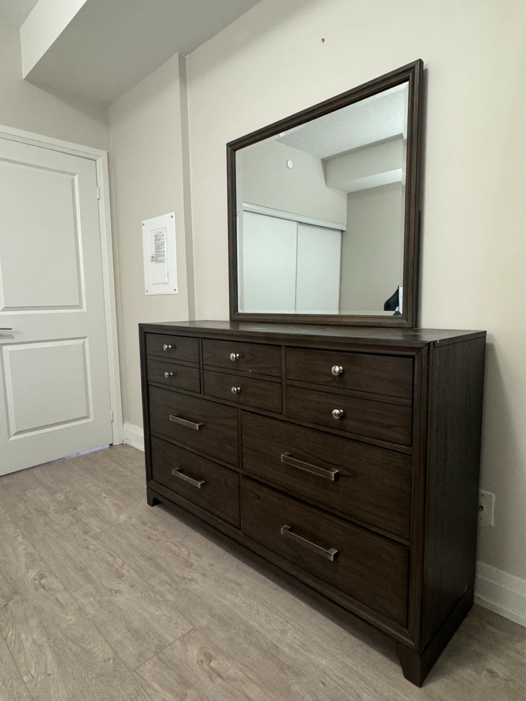 Bedroom furniture set