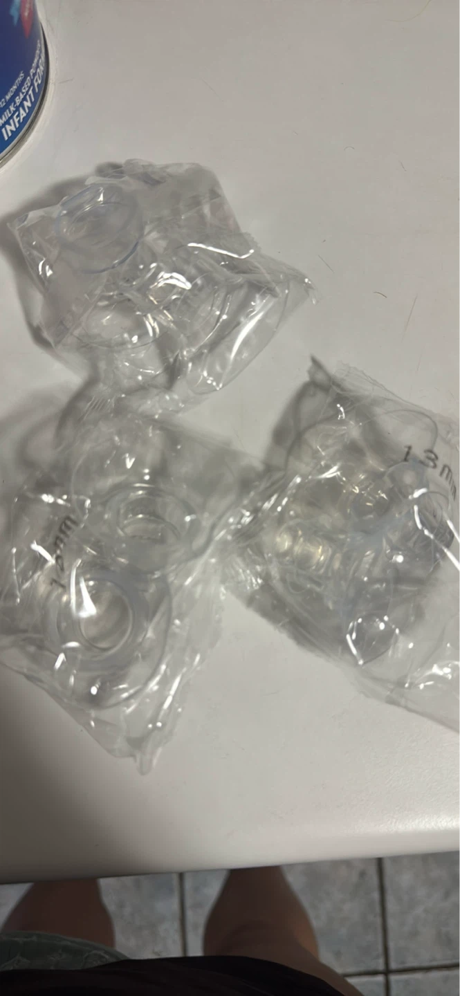 Breast pump with extra flanges to insert - photo 2