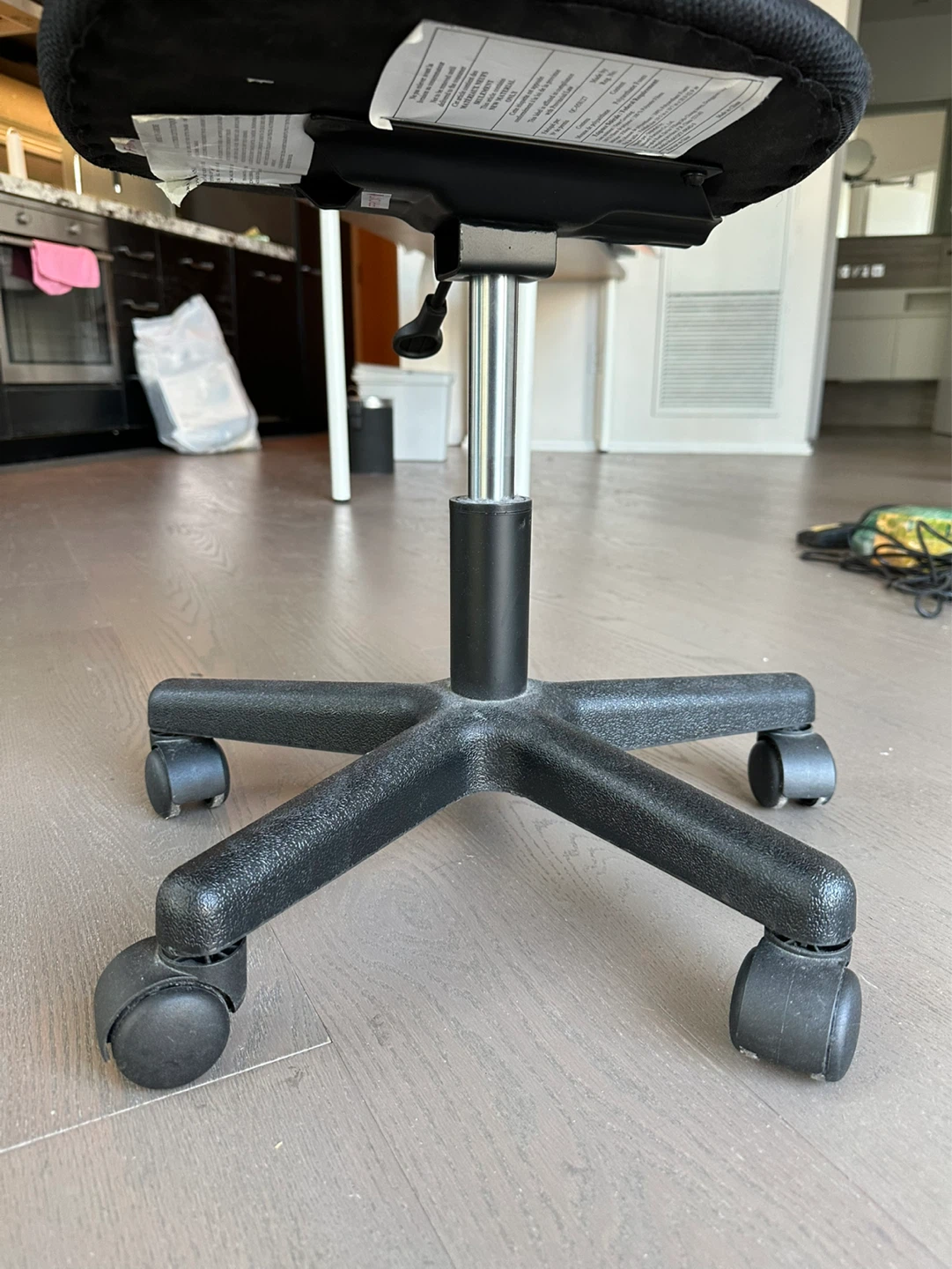 [FREE] Small chair with wheels - photo 3