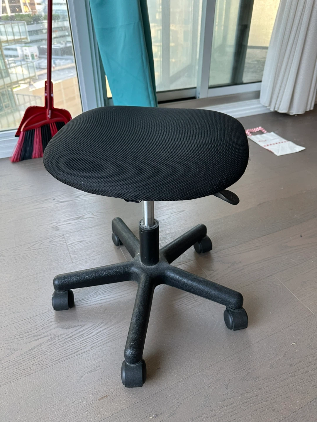 [FREE] Small chair with wheels