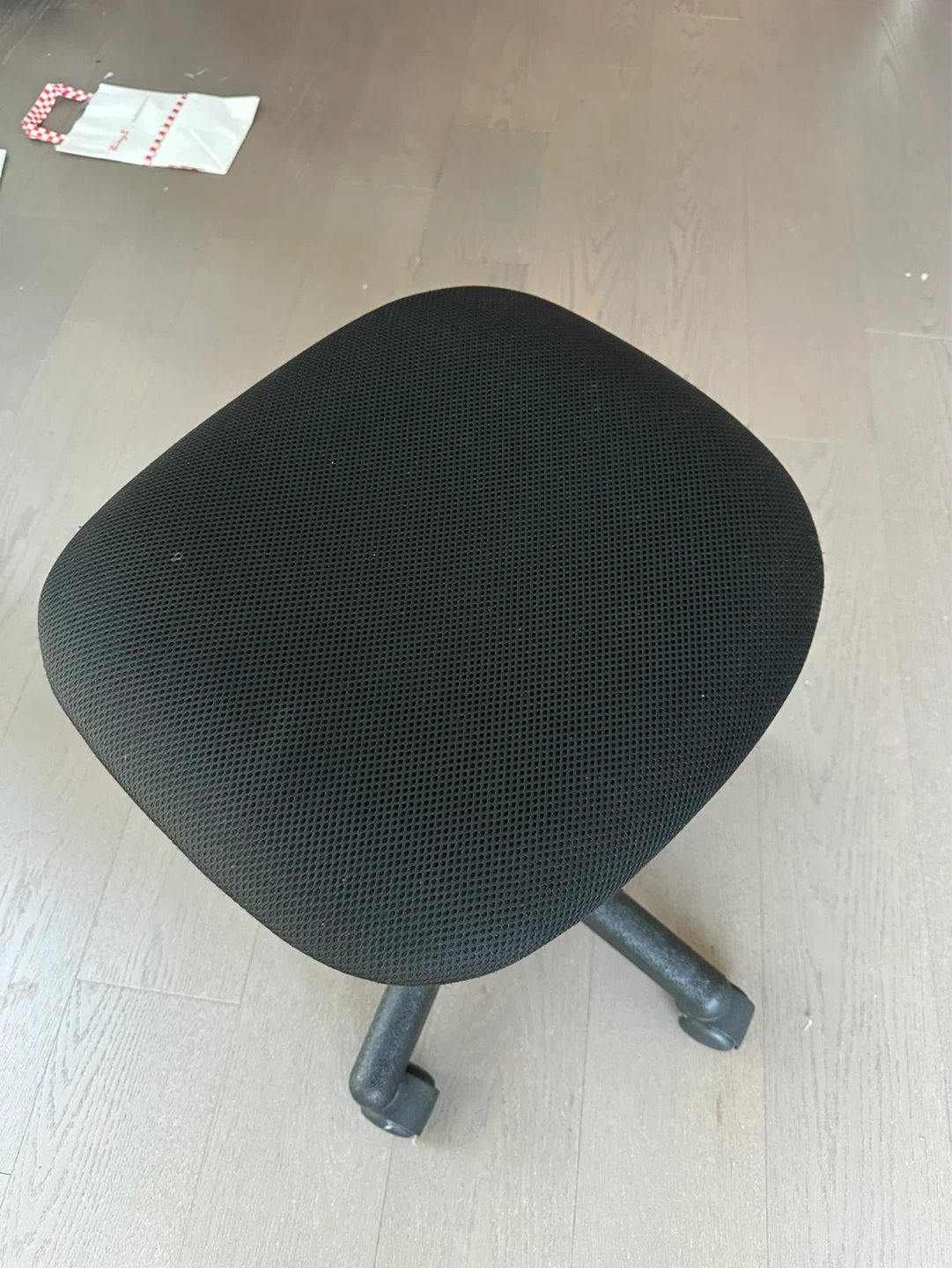 [FREE] Small chair with wheels - photo 2