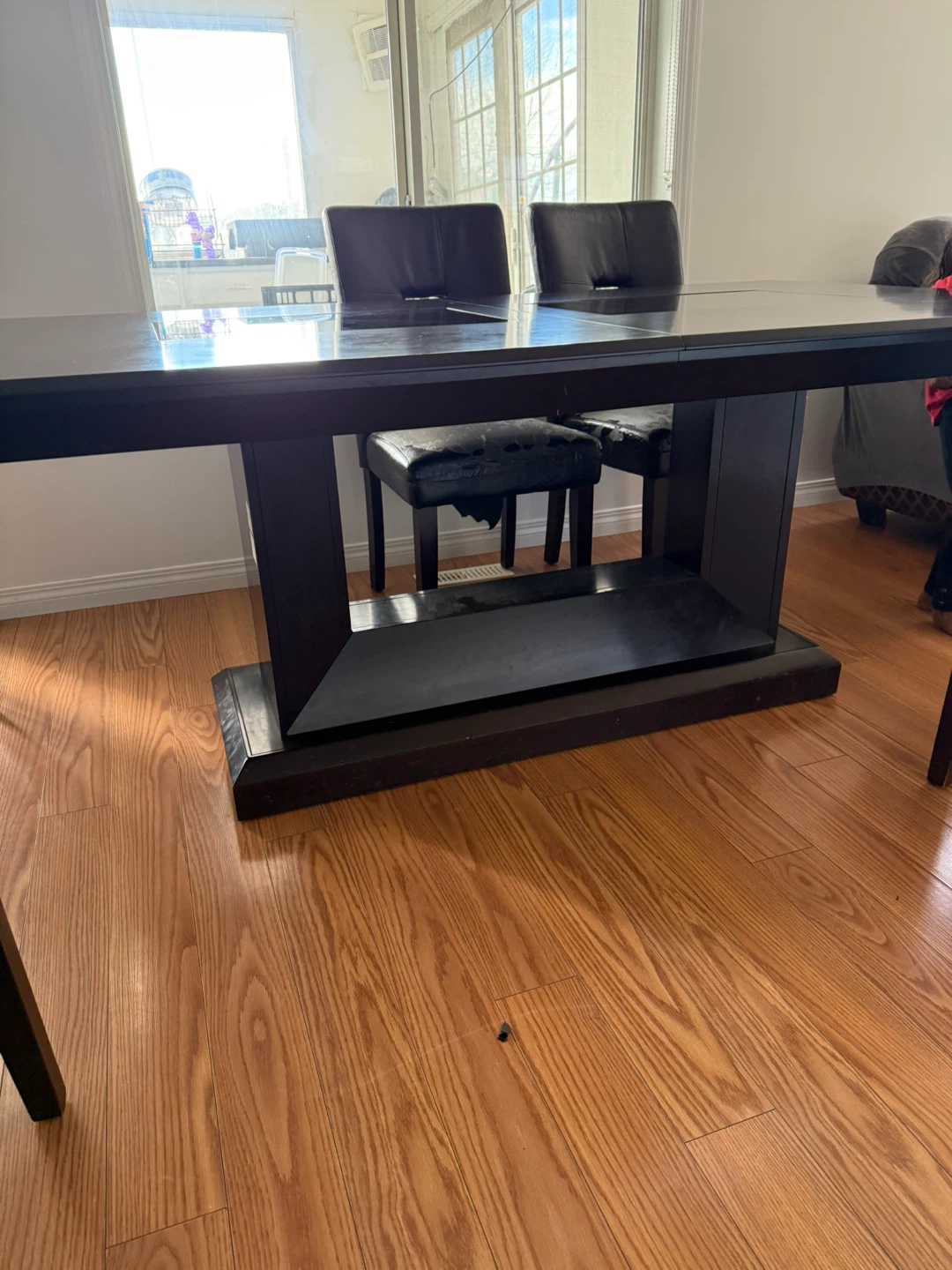 Dining table and 6 Chairs
