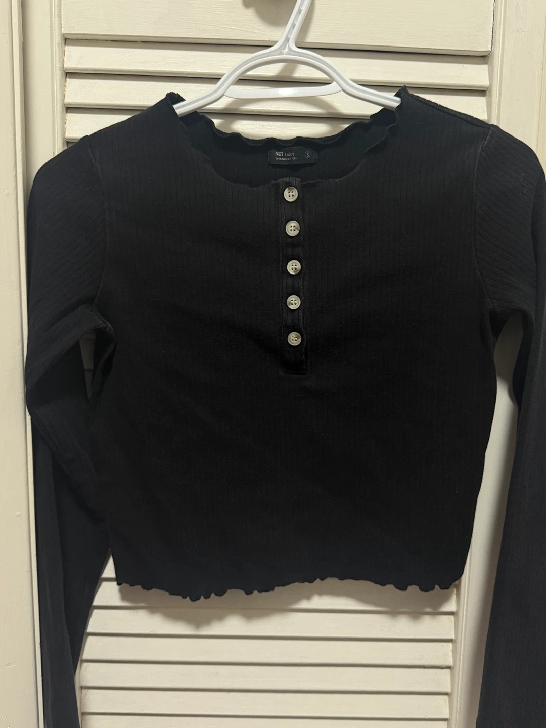 Black Ribbed Lettuce Hem Long Sleeve Crop Top