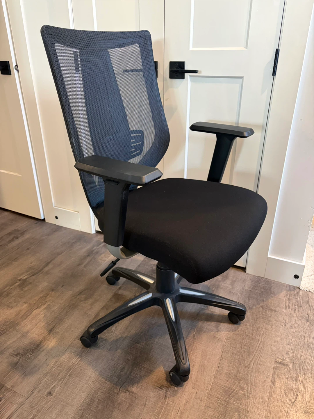 Office chair in black - photo 2