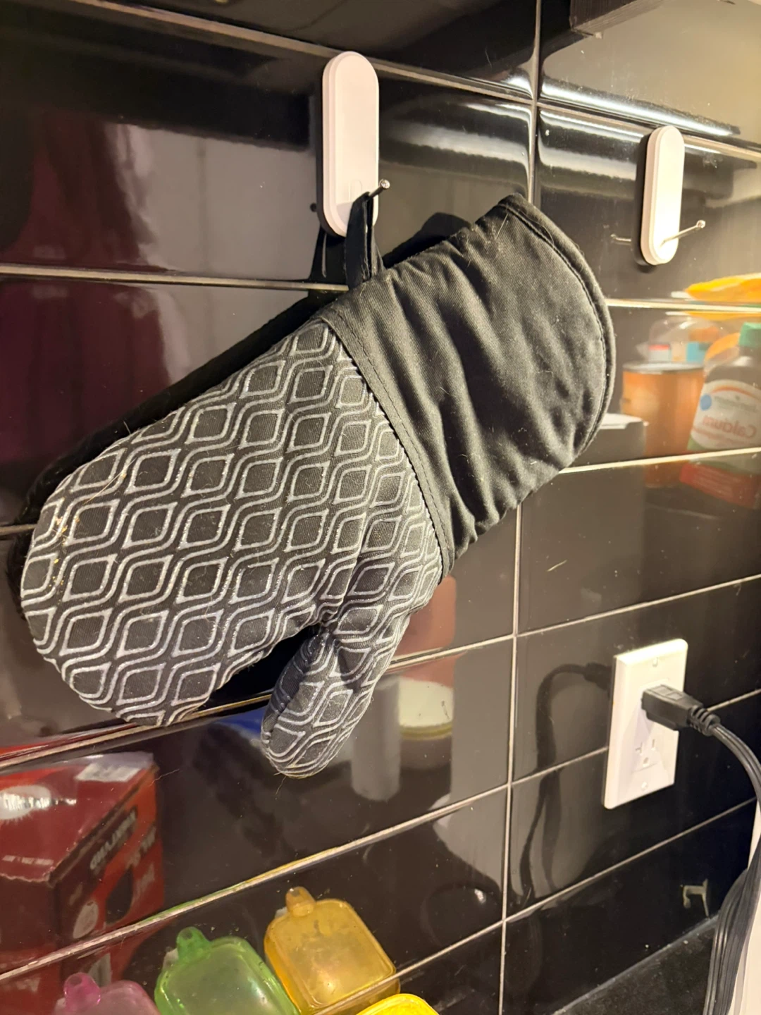 Black oven mitt with diamond pattern