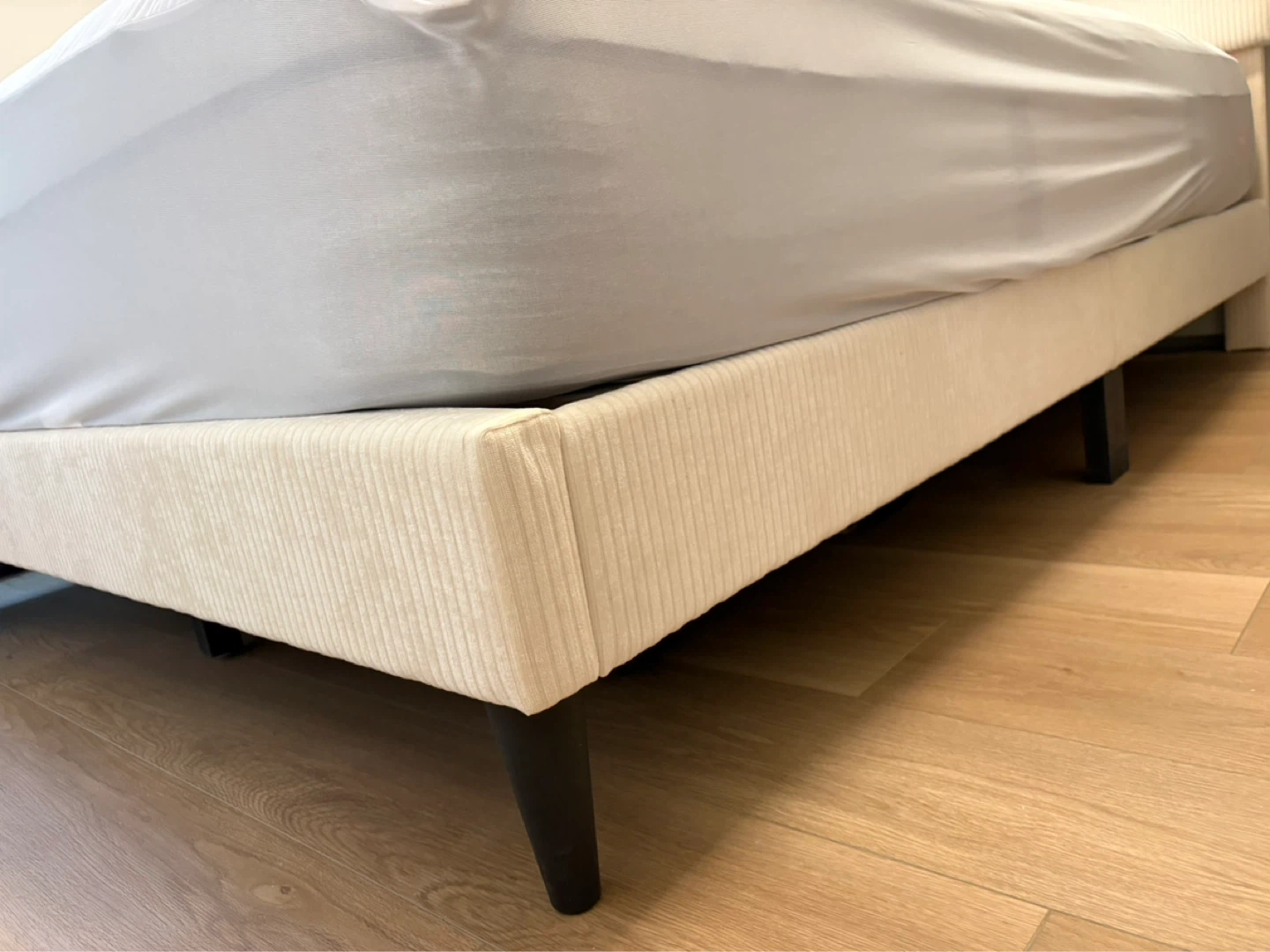 Queen Size Endy Hybrid 13” Plush Mattress + Cream Bedframe - photo 4