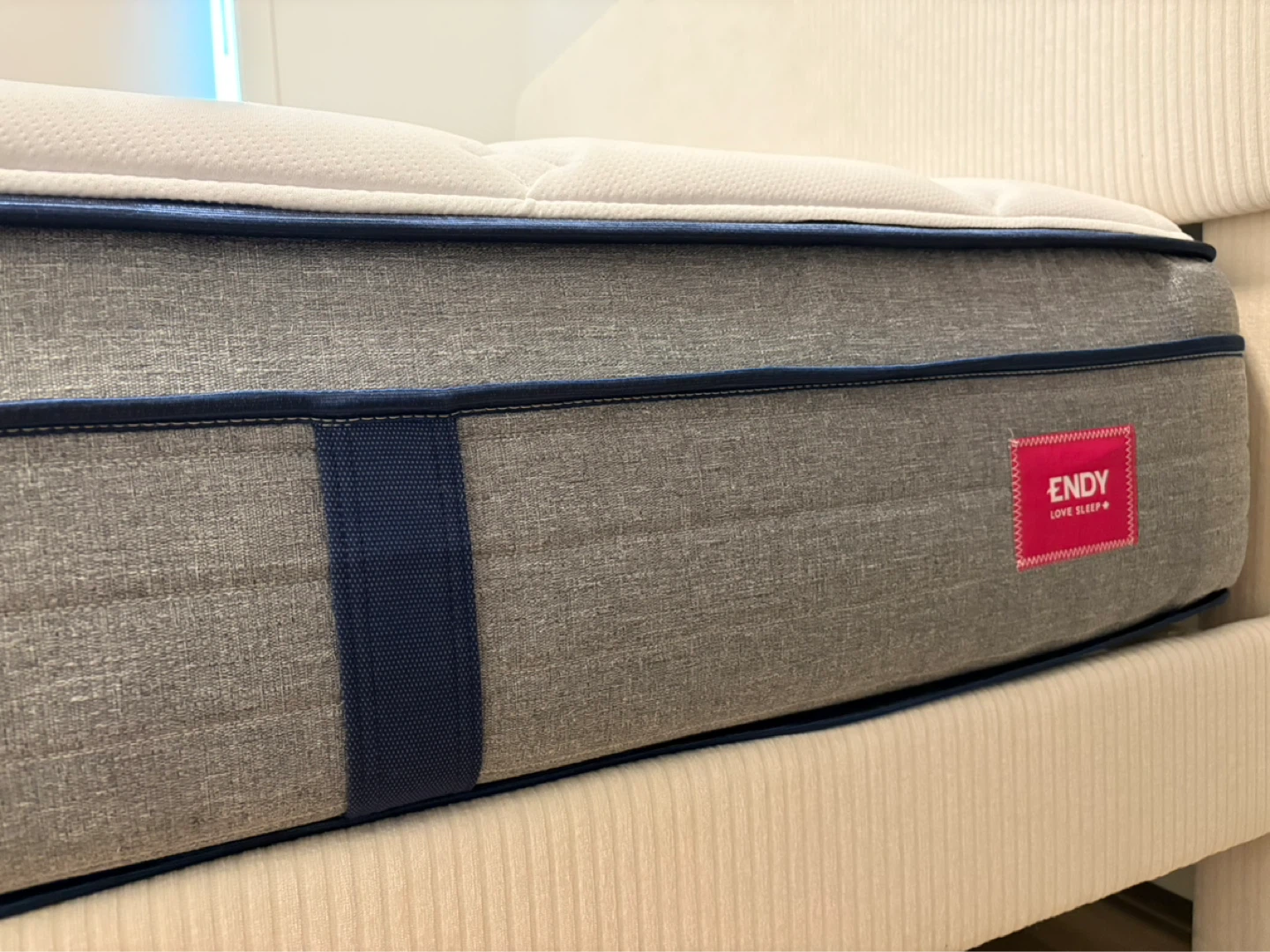 Queen Size Endy Hybrid 13” Plush Mattress + Cream Bedframe - photo 5
