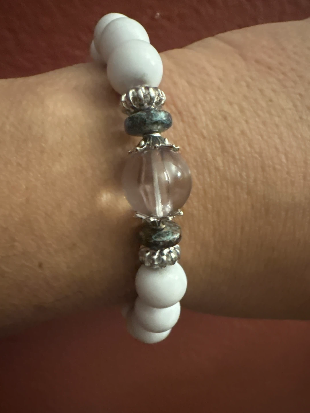 New White Beaded Stretch Bracelet with Clear Center Stone