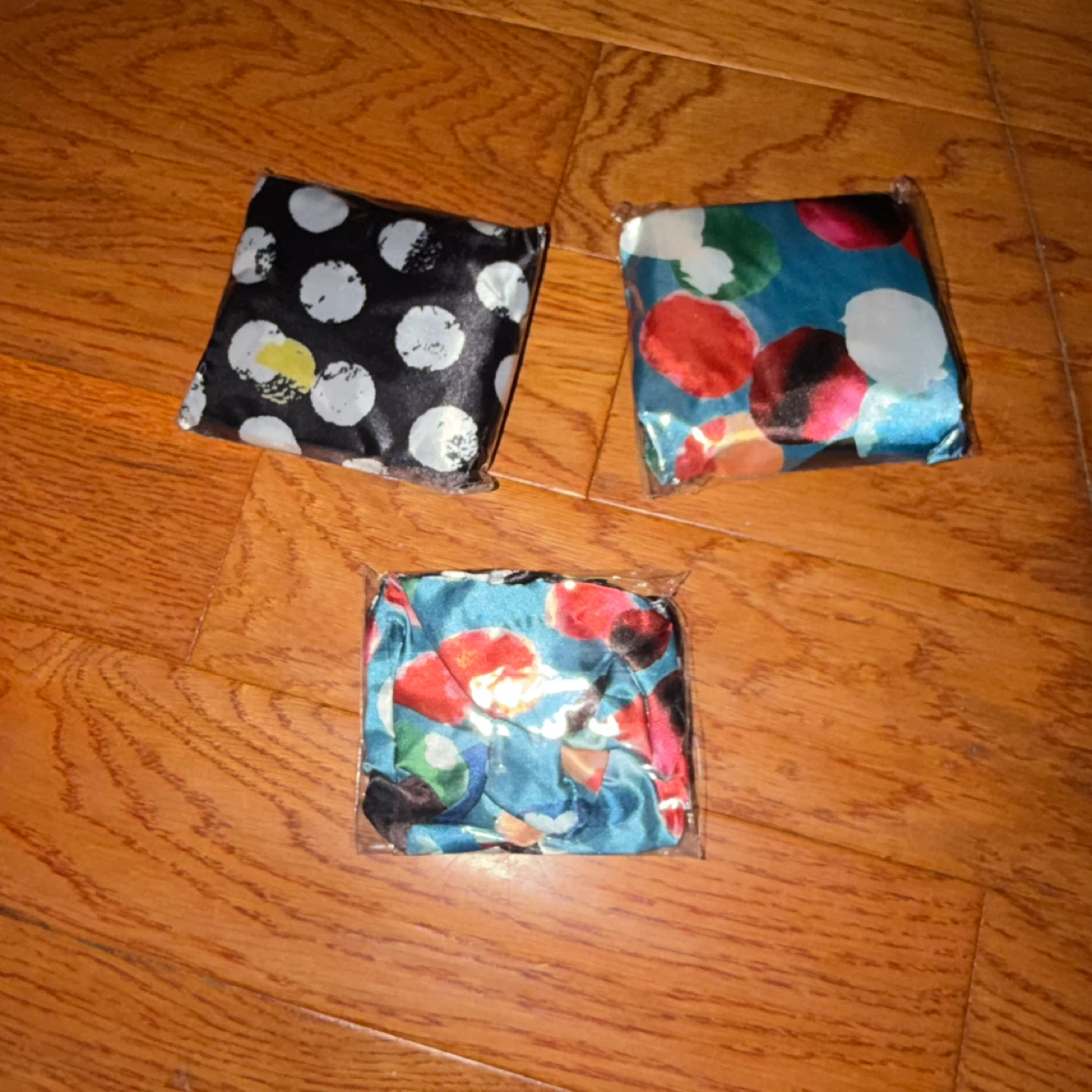 2 Double Layer Waterproof Caps 2 Satin Hair Scrunchies - photo 2