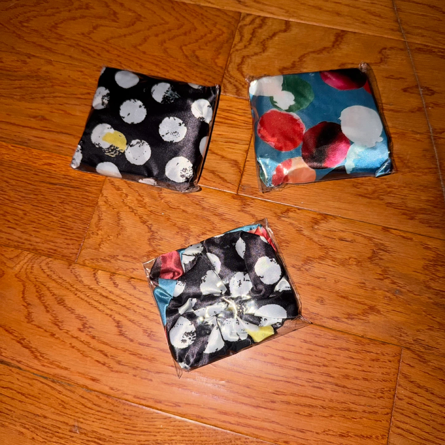 2 Double Layer Waterproof Caps 2 Satin Hair Scrunchies