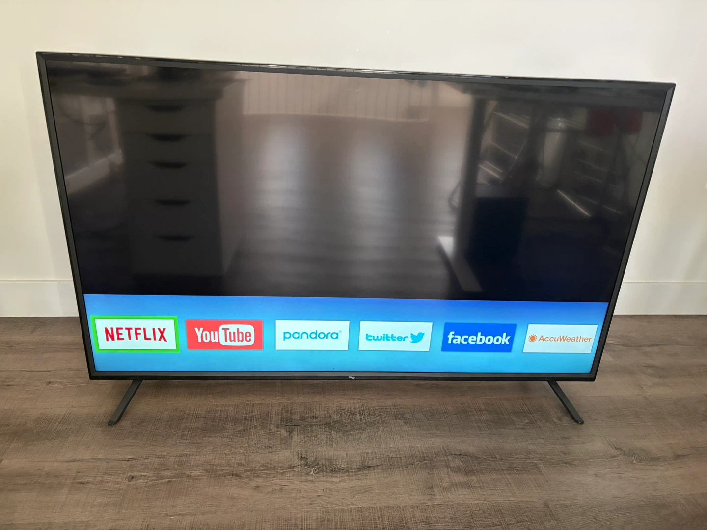 RCA Smart TV 60” 4K UHD like new condition - photo 3