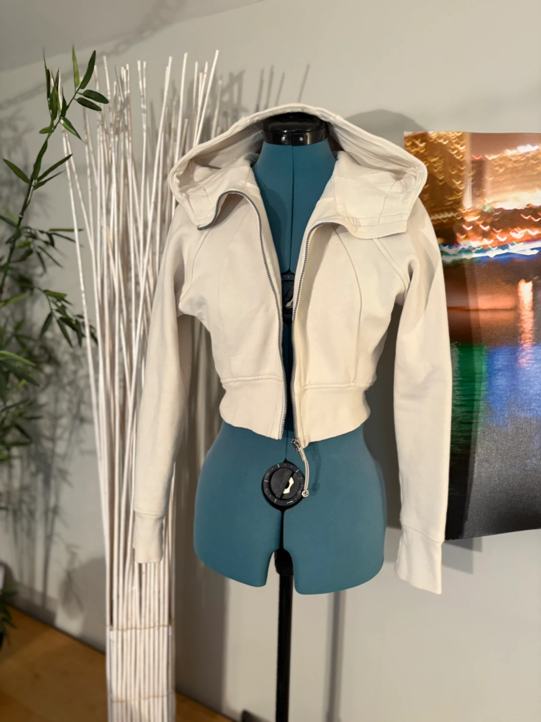 Lululemon Beige Cropped Zip-Up Hoodie with Thumbholes - photo 2