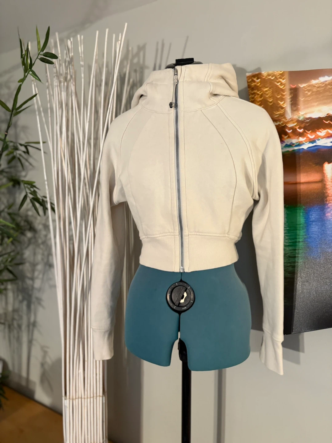 Lululemon Beige Cropped Zip-Up Hoodie with Thumbholes - photo 5