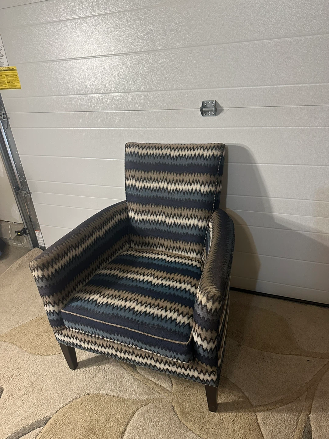 Armchair with Geometric Pattern – Stylish & Comfortable - photo 3