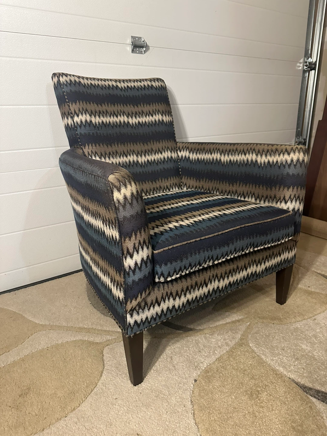 Armchair with Geometric Pattern – Stylish & Comfortable - photo 5