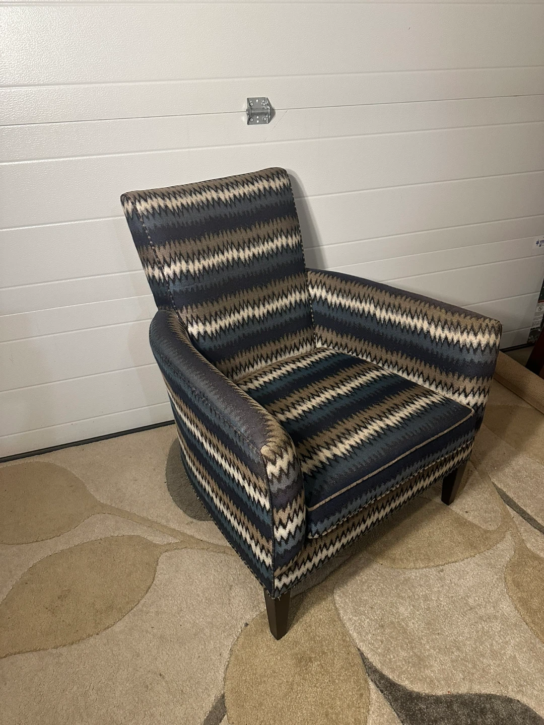 Armchair with Geometric Pattern – Stylish & Comfortable