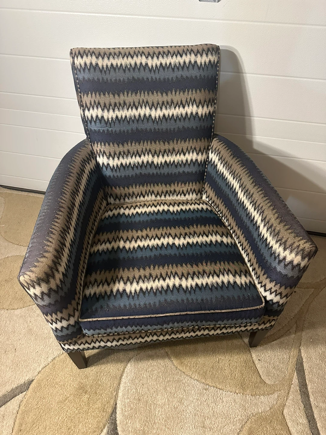 Armchair with Geometric Pattern – Stylish & Comfortable - photo 2