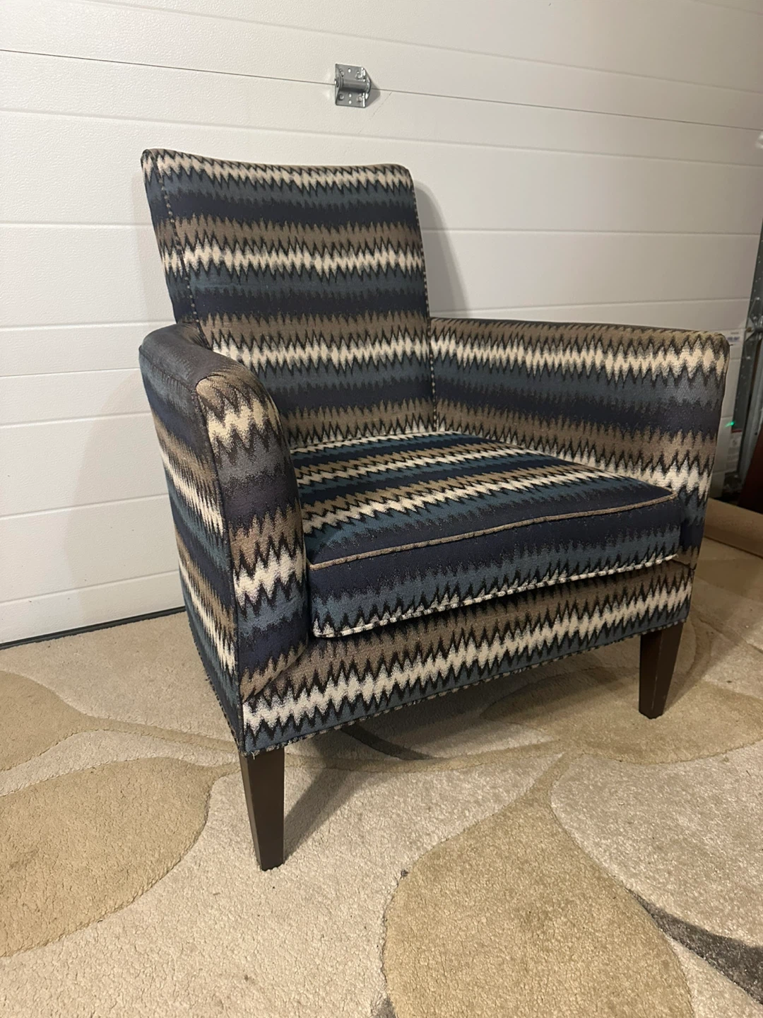 Armchair with Geometric Pattern – Stylish & Comfortable - photo 4
