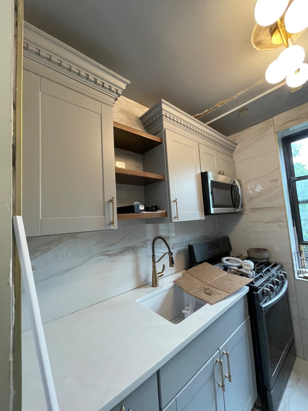 * compact minimalist kitchens (más natural en diseño/interiores