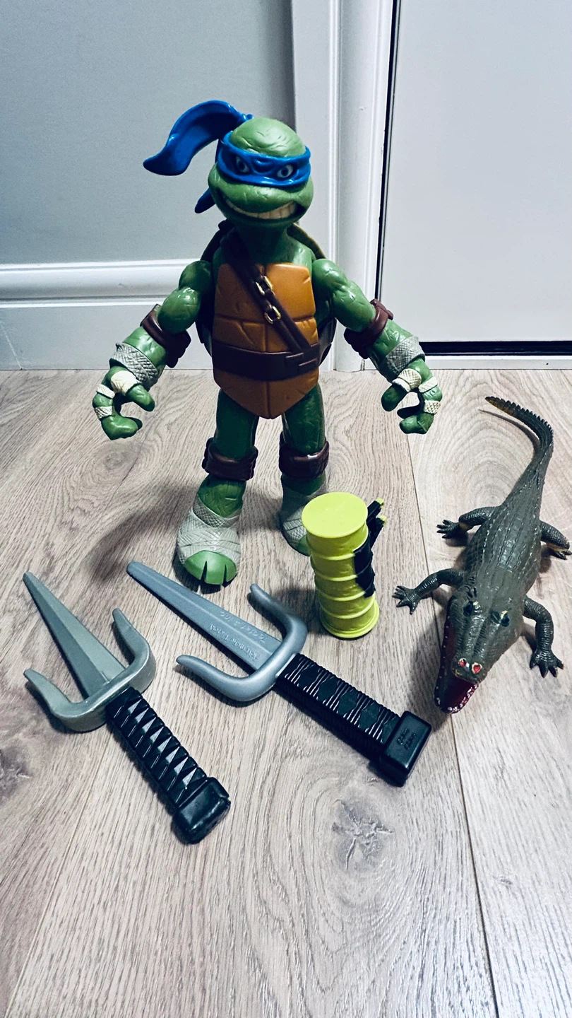 Teenage Mutant Ninja Turtles Leonardo Figure 2012 + Accessories