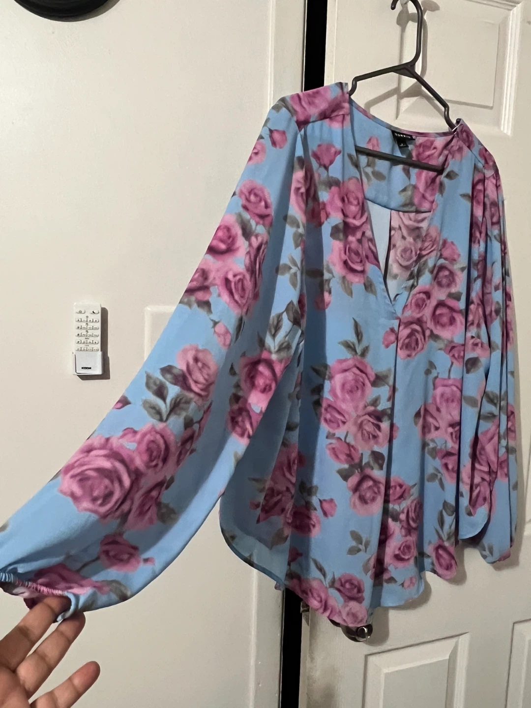 Torrid Women's Blue Floral Print V-Neck Blouse Size 2 - photo 2