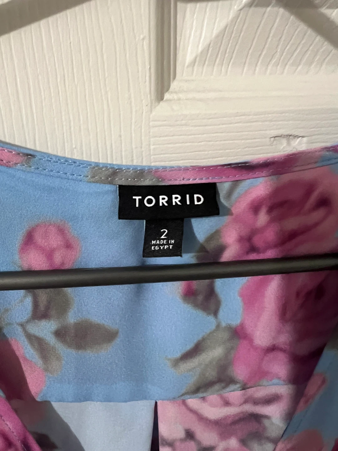 Torrid Women's Blue Floral Print V-Neck Blouse Size 2 - photo 3