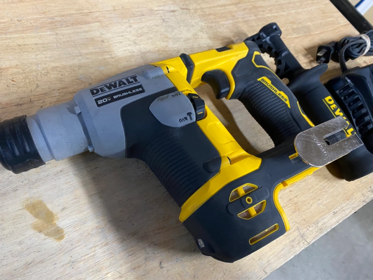 Dewalt Atomic brushless 20v 5/8” SDS  rotary hammer - photo 3