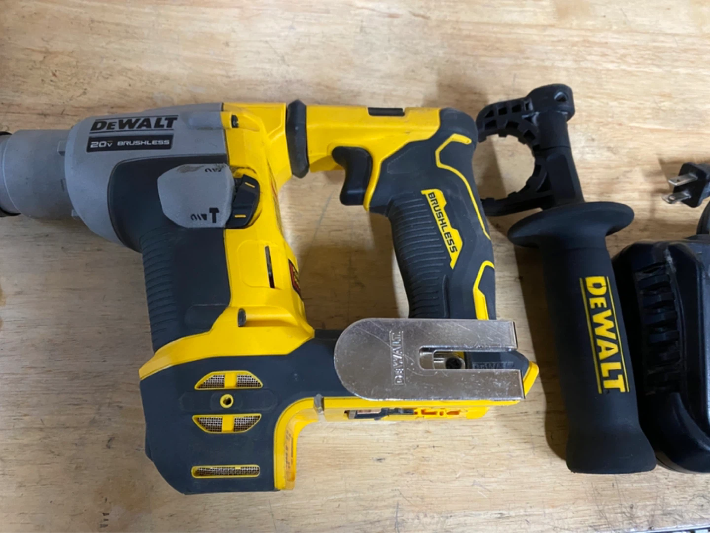 Dewalt Atomic brushless 20v 5/8” SDS  rotary hammer - photo 4