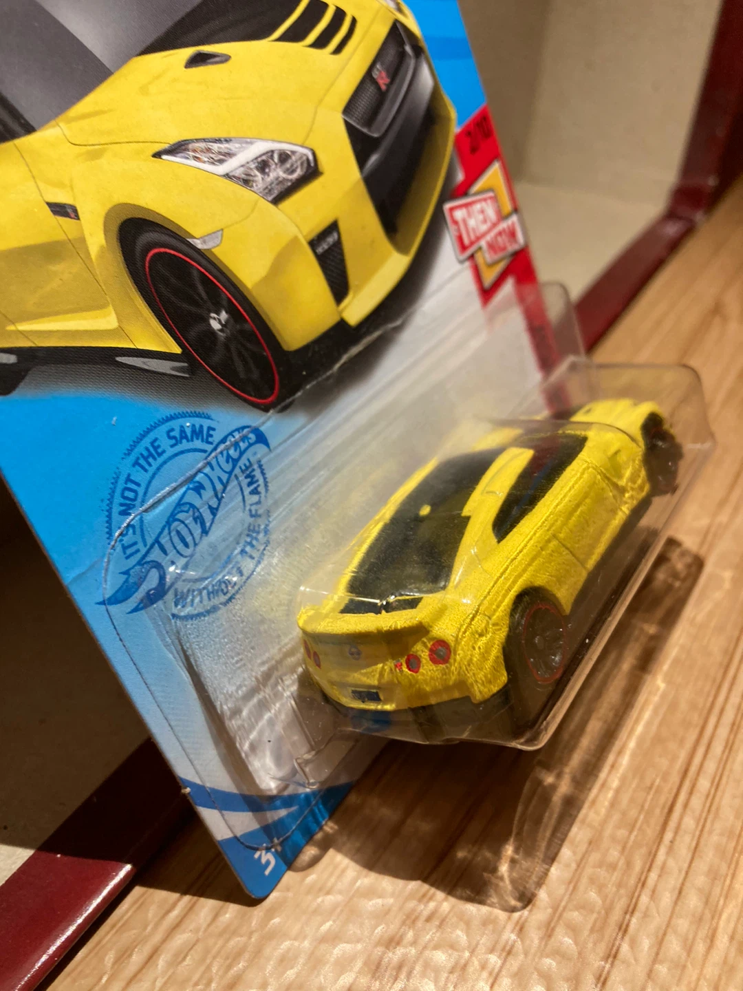 Hot Wheels / 17 Nissan GT-R R35 / Yellow - photo 3