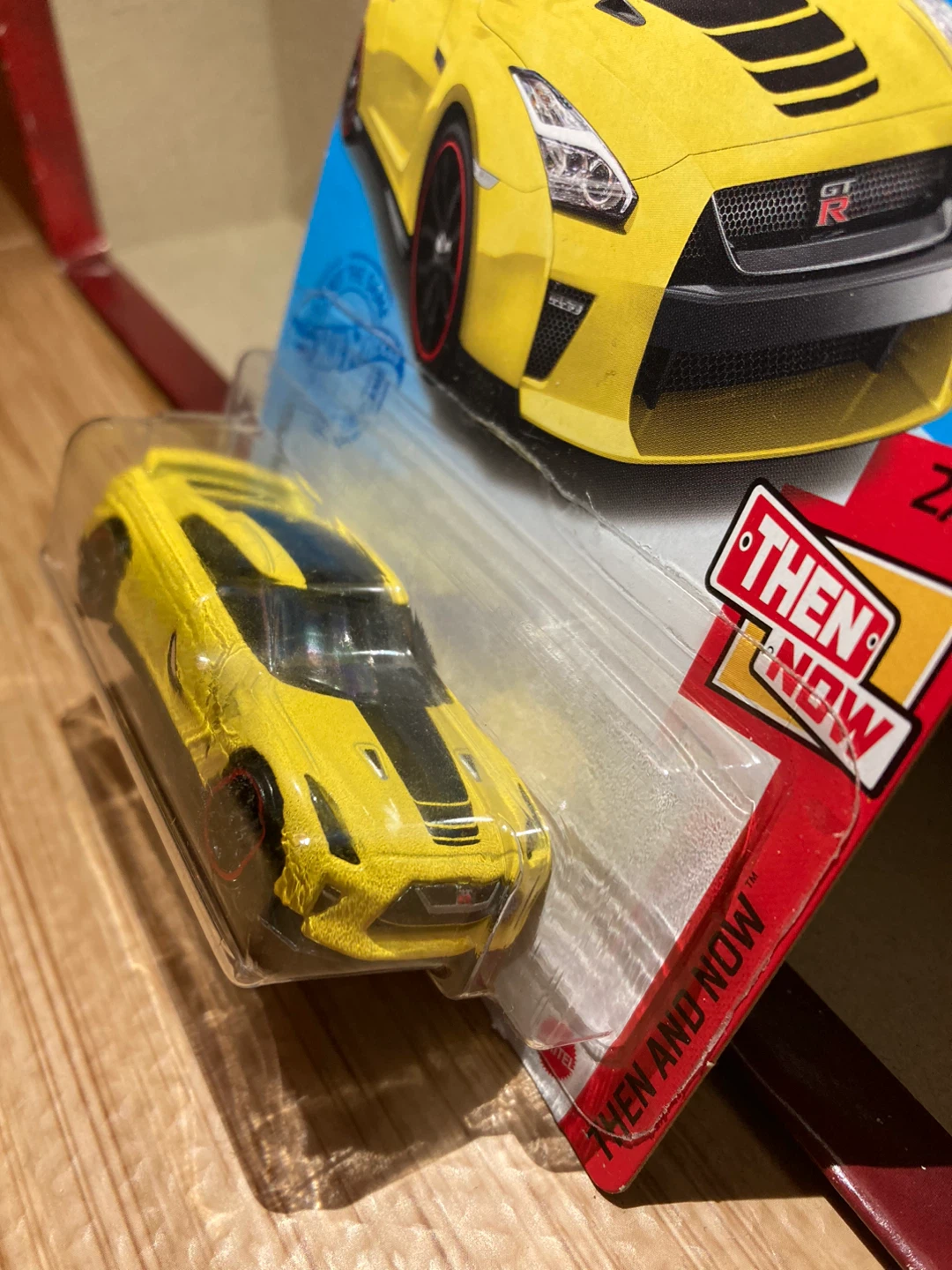 Hot Wheels / 17 Nissan GT-R R35 / Yellow - photo 2