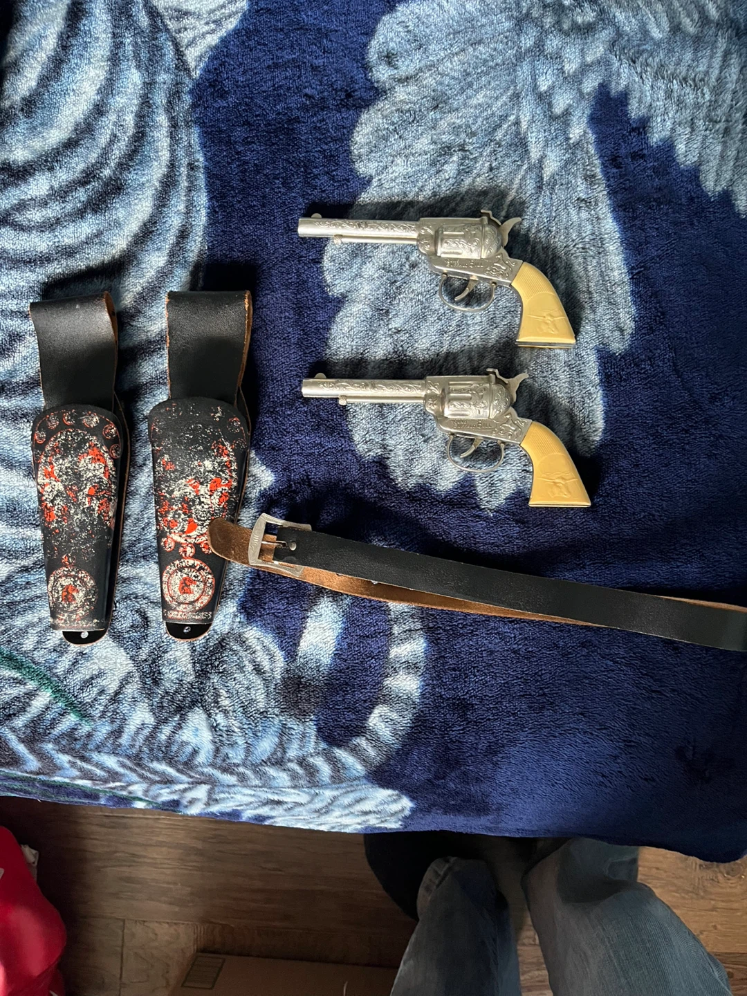 Antique Set of 2 Toy Cap Guns with Holsters and Belt - photo 2