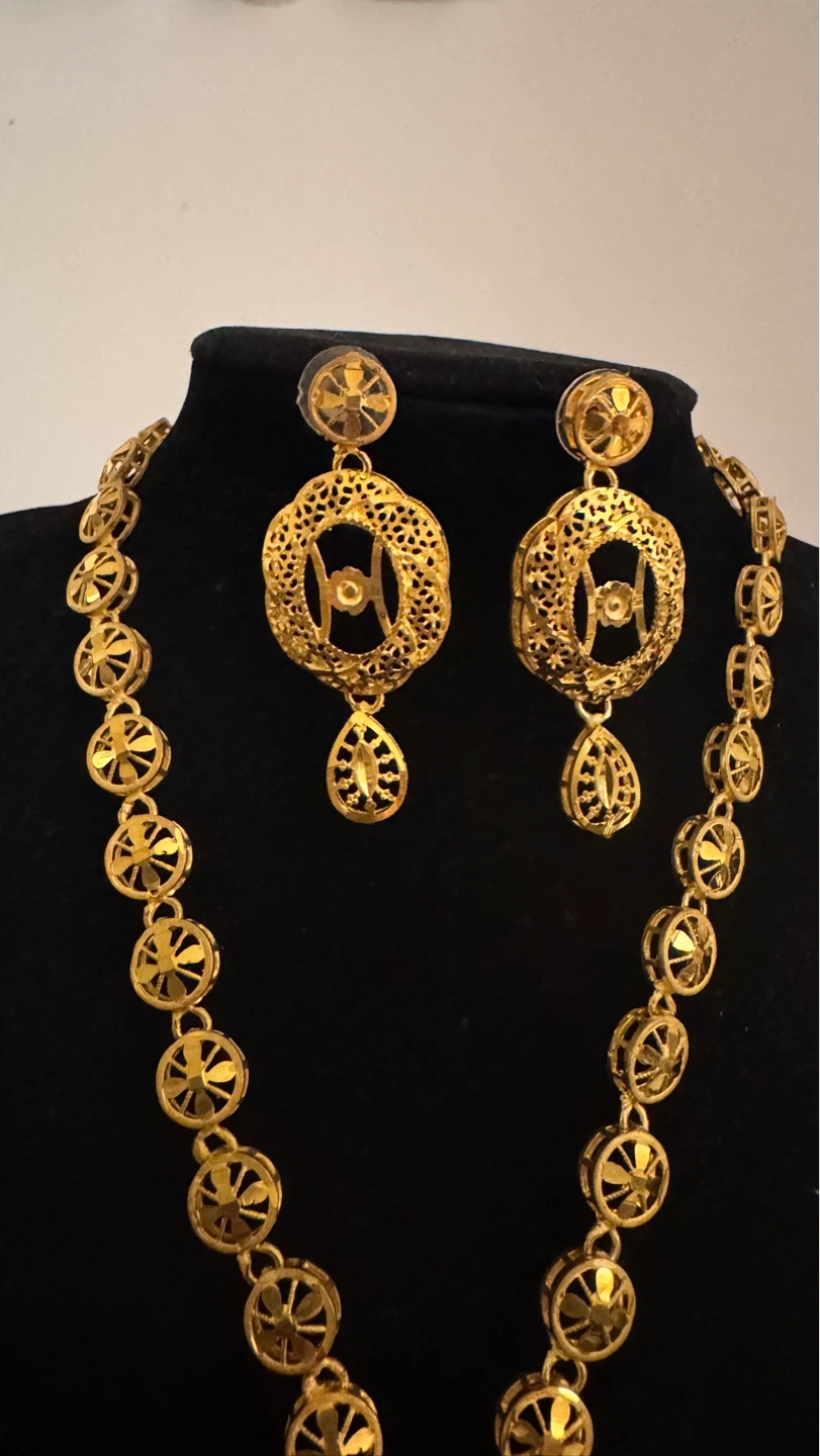 Gold coloured jewellery set with necklace and earrings - photo 2