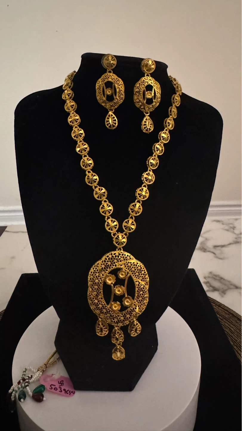 Gold coloured jewellery set with necklace and earrings
