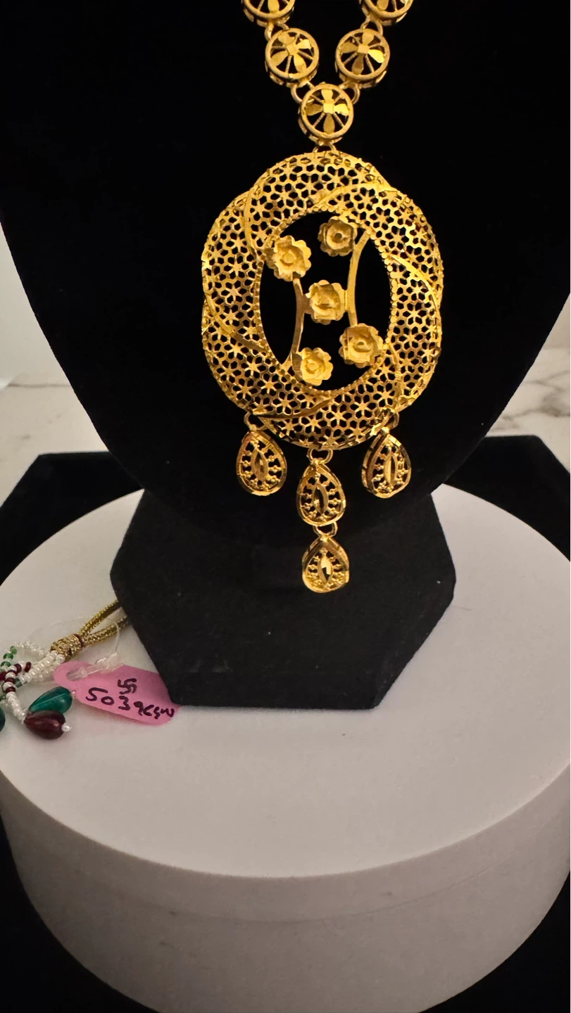Gold coloured jewellery set with necklace and earrings - photo 3