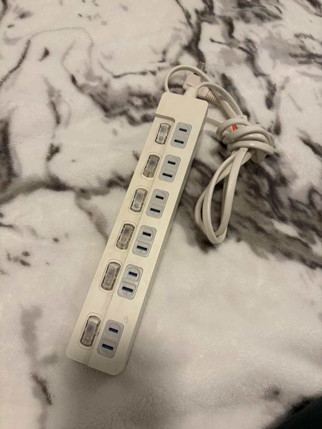 White Power Strip with 6 Outlets