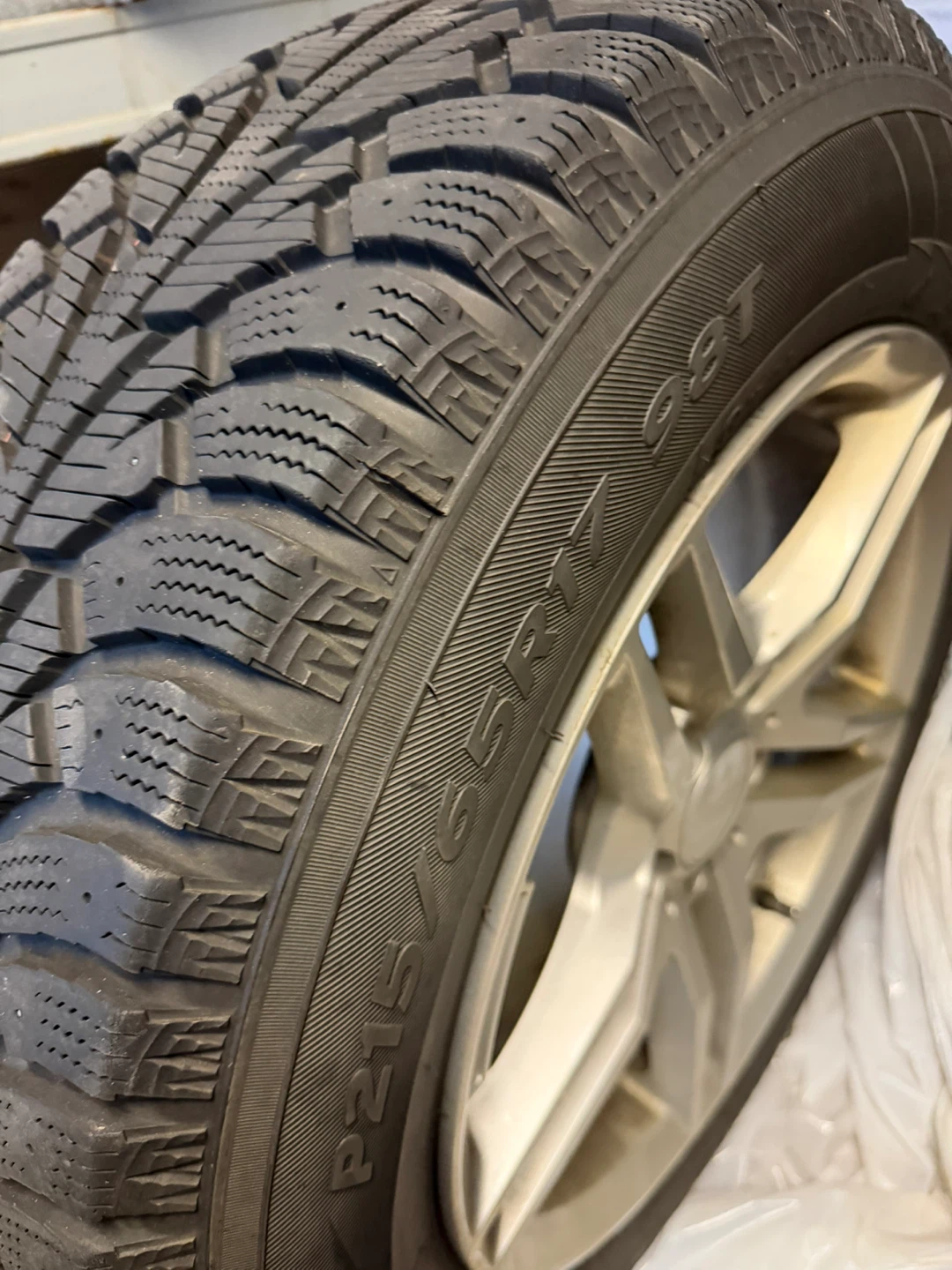 Hankook Winter iPike Tire P215/65R17 98T - photo 4