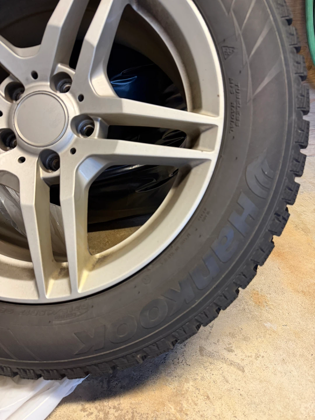 Hankook Winter iPike Tire P215/65R17 98T - photo 2
