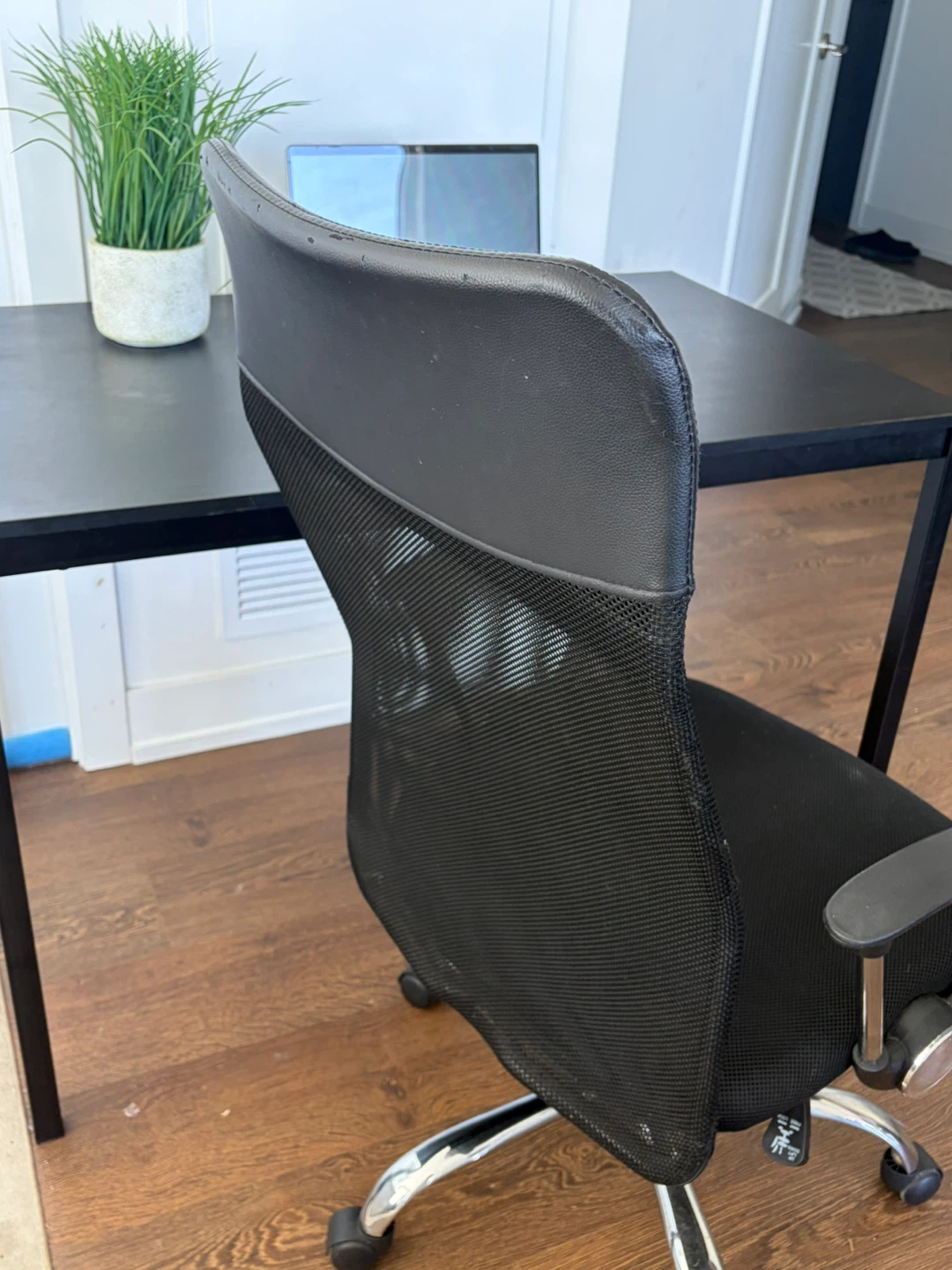 IKEA TÄRENDÖ Office Desk and Mesh Office Chair - photo 3