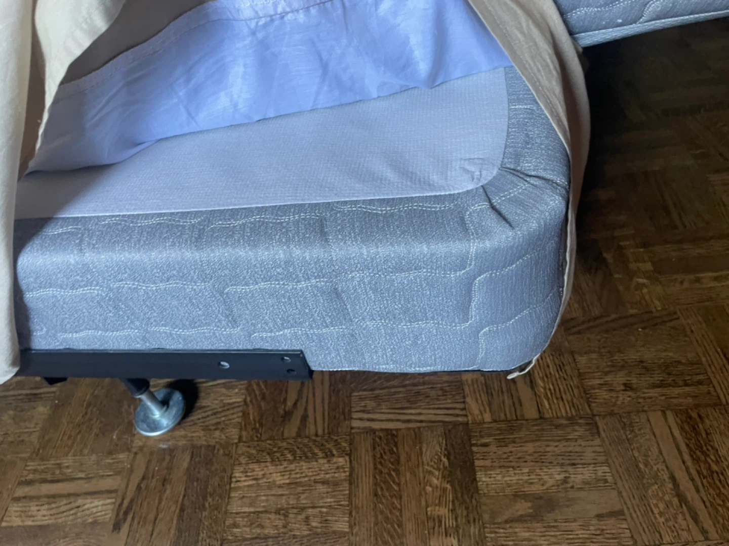 EUC Queen bed - photo 2