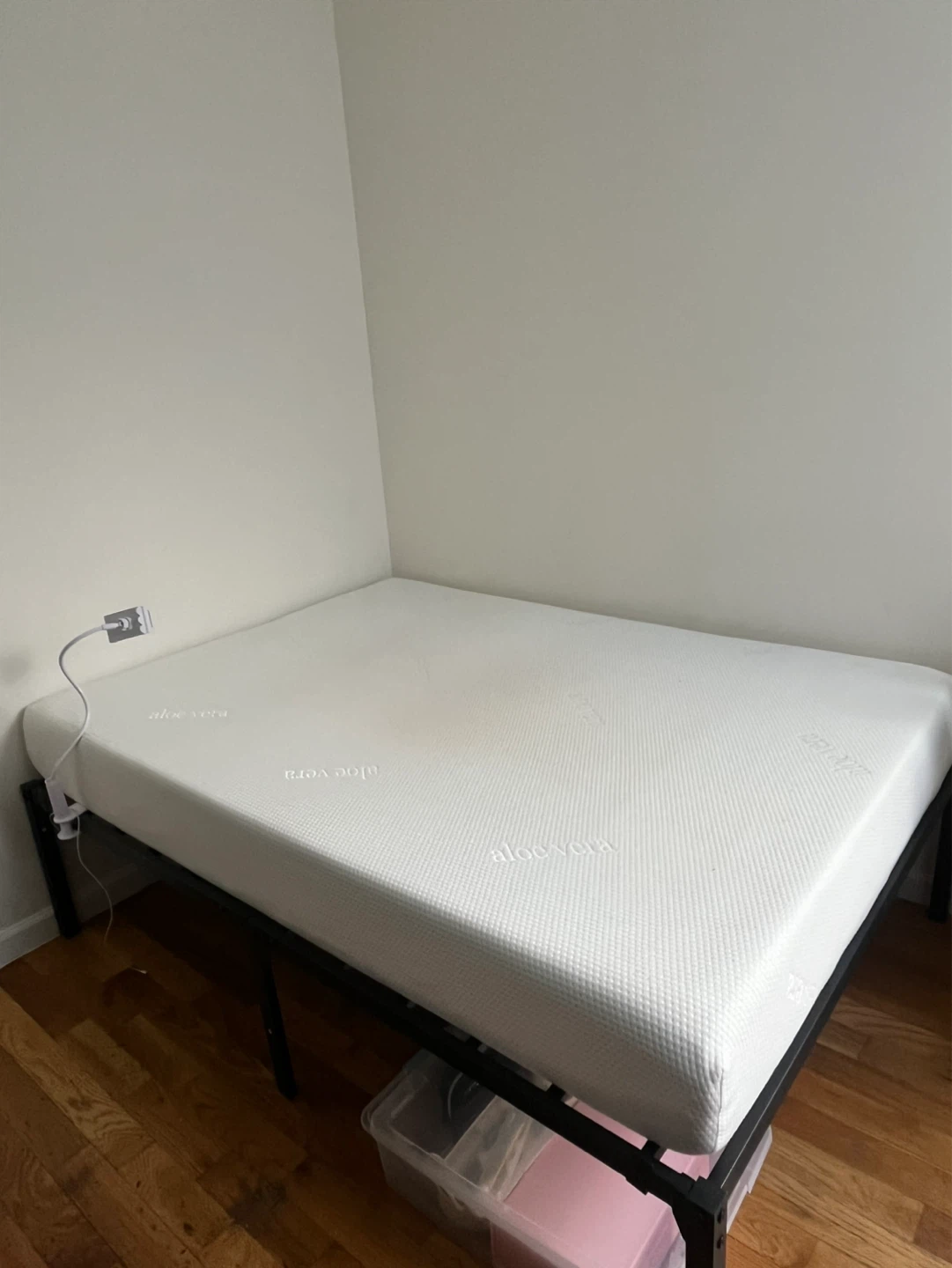 Full size memory foam mattress+Metal frame(Great condition)