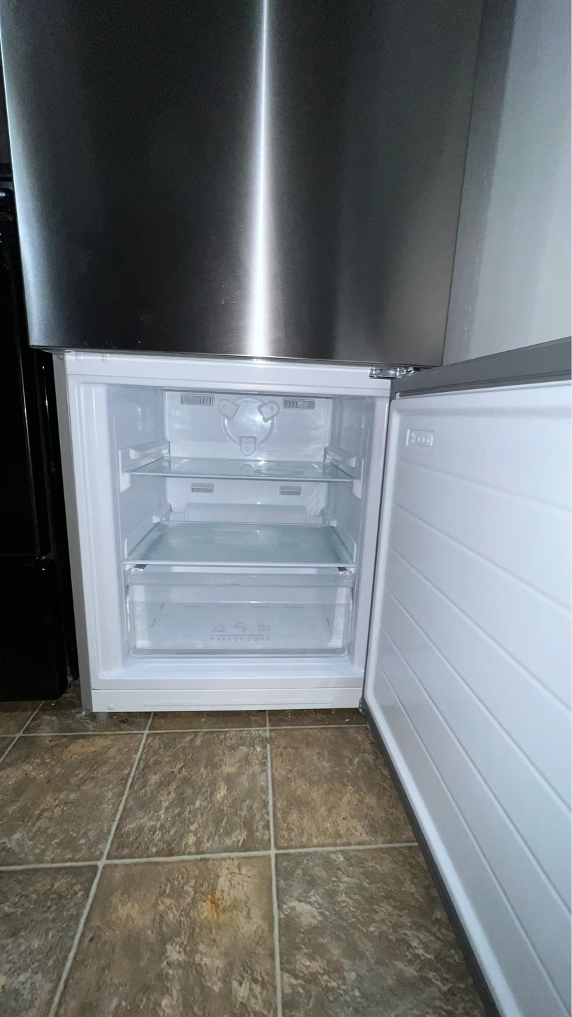 Insignia Refrigerator - photo 3