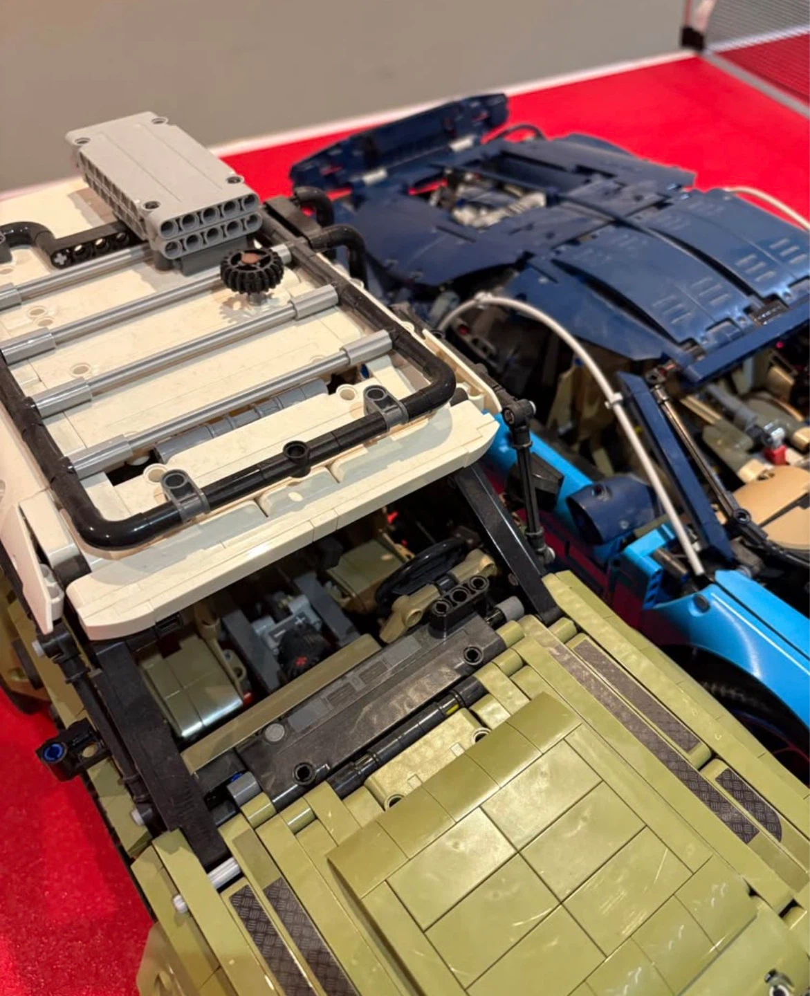 LEGO Technic Bugatti & Land Rover Defender Sets - photo 4
