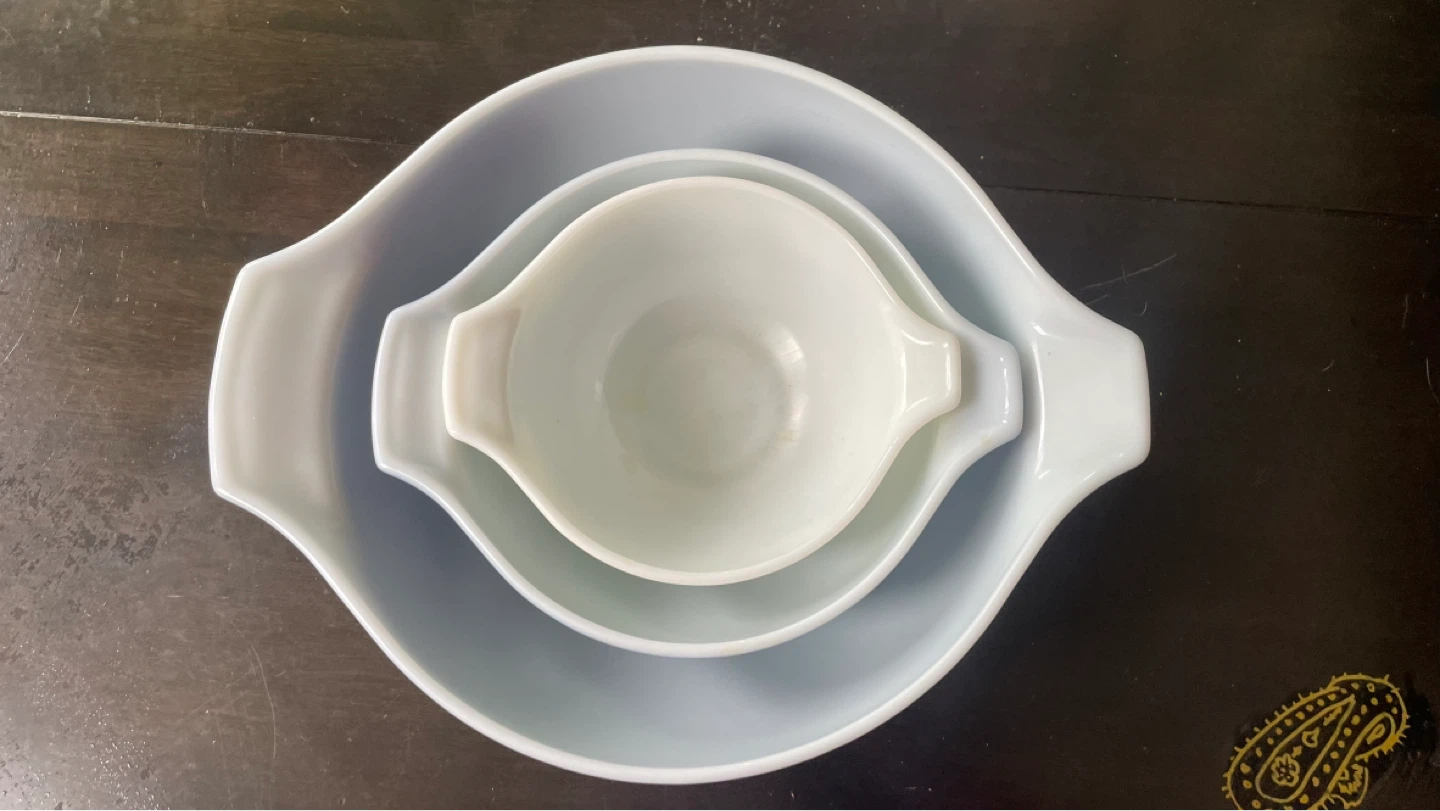 Vintage Pyrex Colonial Mist Blue & White Daisy Cinderella Bowl