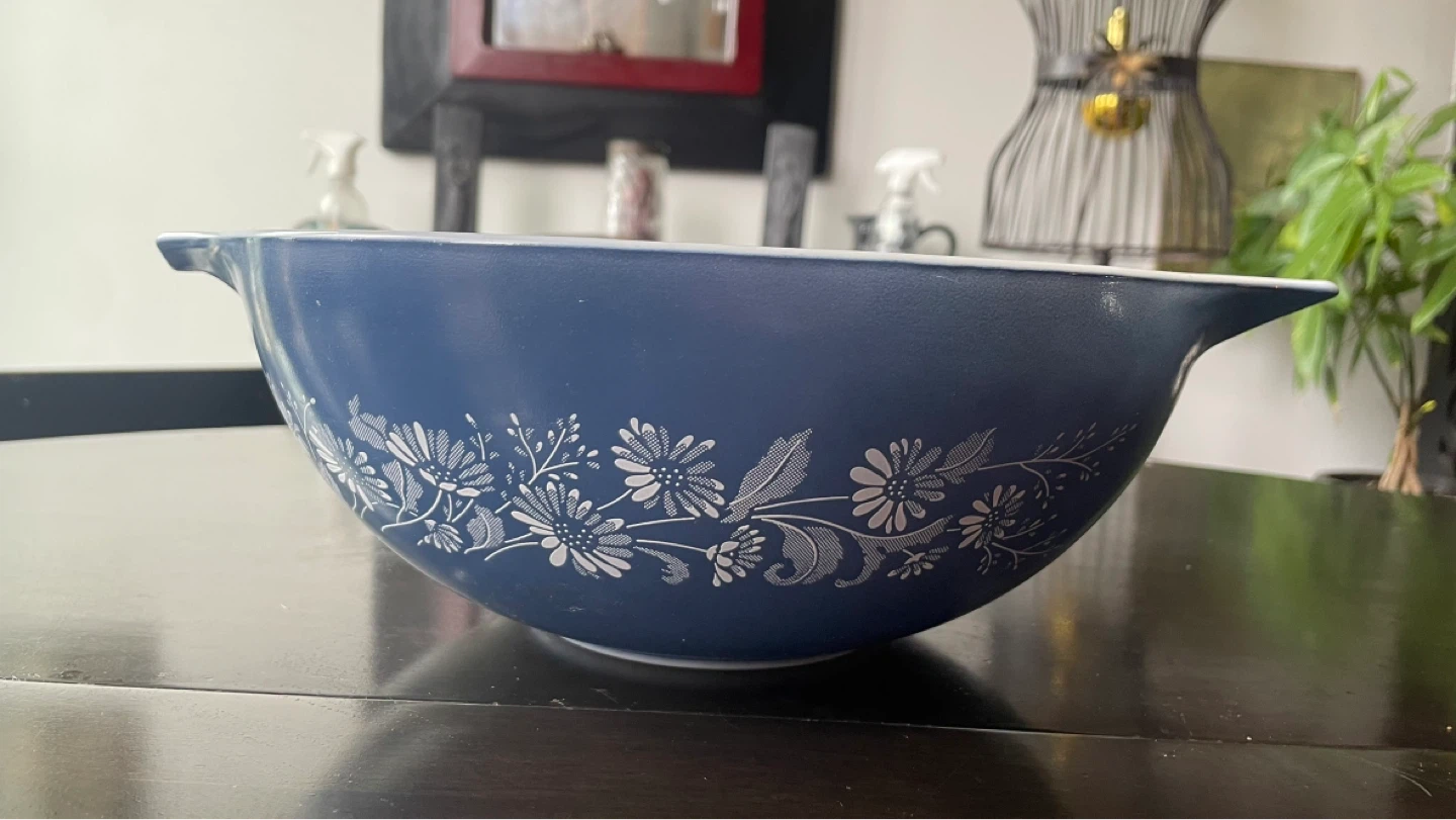 Vintage Pyrex Colonial Mist Blue & White Daisy Cinderella Bowl - photo 4