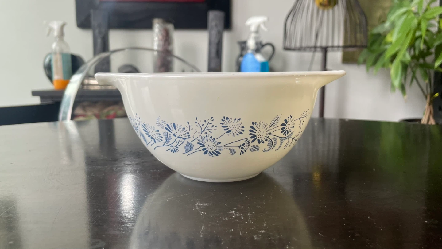 Vintage Pyrex Colonial Mist Blue & White Daisy Cinderella Bowl - photo 3